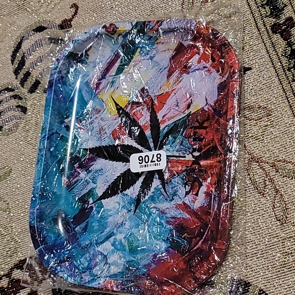 NWT tray Multiple colors with cana leaf in center Still sealed 7" by 5.5" Metal - Picture 3 of 5